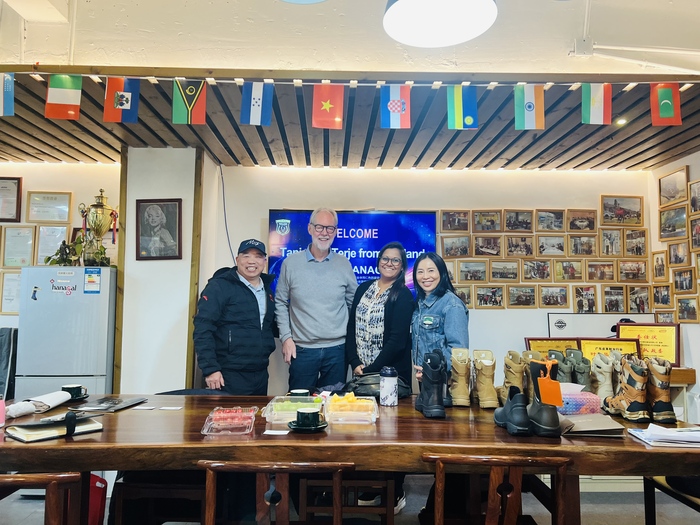 ລູກຄ້າຈາກນໍເວແລະເດນມາກໄປຢ້ຽມຢາມ Guangzhou Hanagal Shoes Co., Ltd ເພື່ອຄົ້ນຫາໂອກາດໃຫມ່ໃນອຸດສາຫະກໍາ