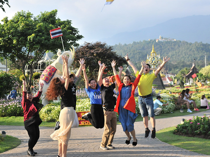 ສຳຫຼວດຄວາມມະຫັດສະຈັນຂອງປະເທດໄທ: ການຜະຈົນໄພຂອງທີມງານຂອງພວກເຮົາໃນເກີບນອກບ້ານທີ່ໜ້າເຊື່ອຖື